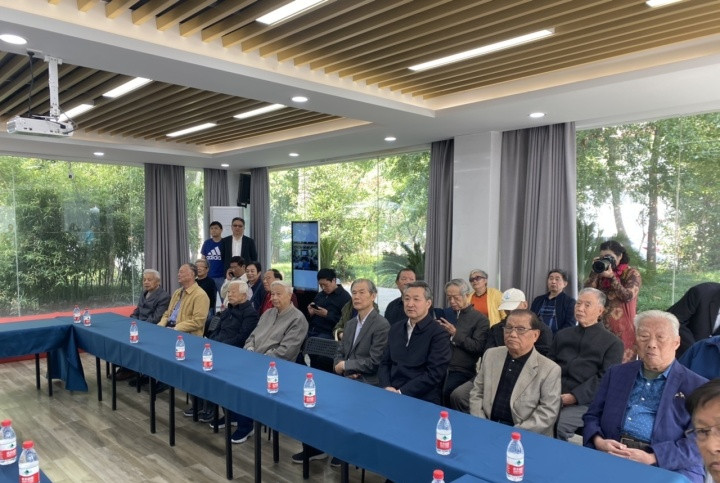 黄冰,程亚民,王德忠等老同志参加了视察活动,并对市政协通过推动"有事