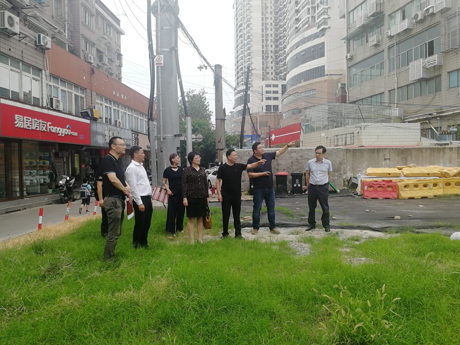 1调研组在东大街实地调研.jpg