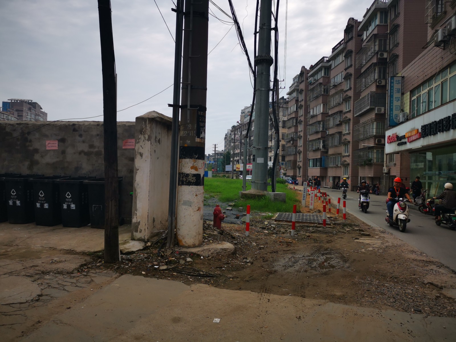 4修缮前道路.jpg